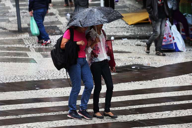 <p>Paulistano enfrenta chuva na Rua 15 de novembro, regi&atilde;o central de S&atilde;o Paulo (SP), nesta quarta-feira</p>