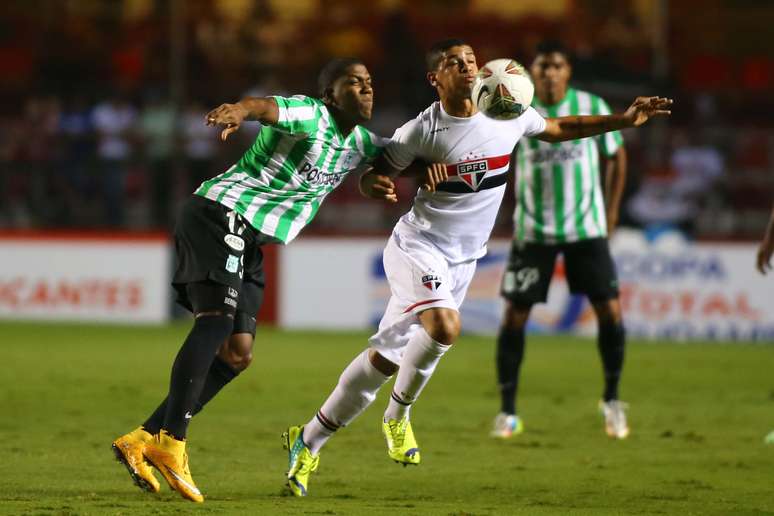 Denilson é seguido de perto pela marcação do Atlético Nacional