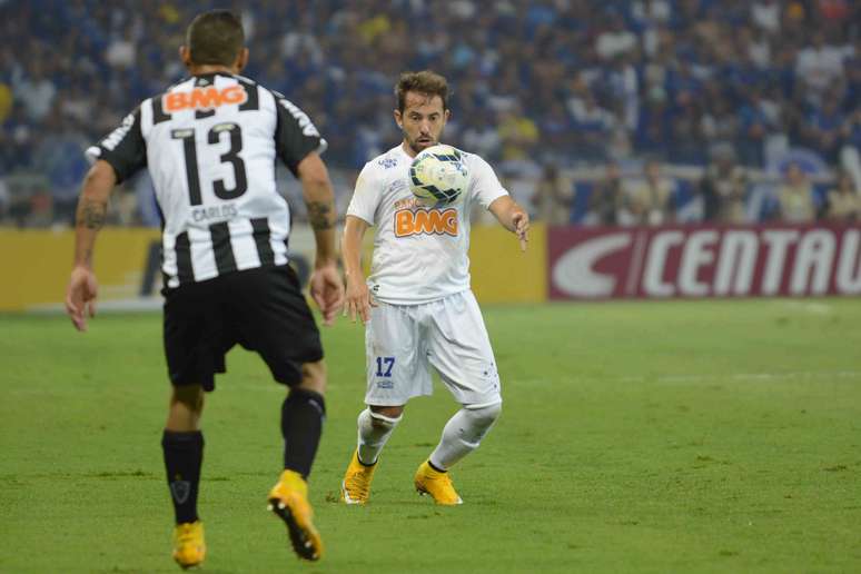 <p>Éverton Ribeiro sofreu com desgaste físico e não conseguiu jogar bem contra o Atlético-MG</p>