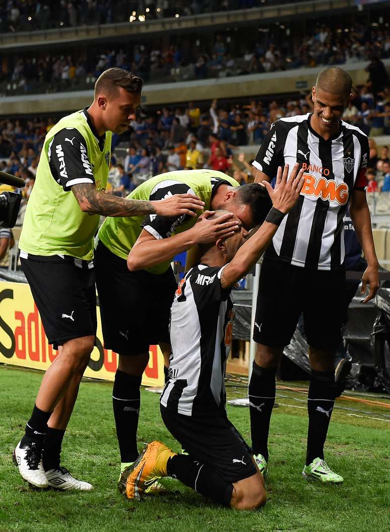Tardelli se ajoelha para comemorar gol de abertura do placar