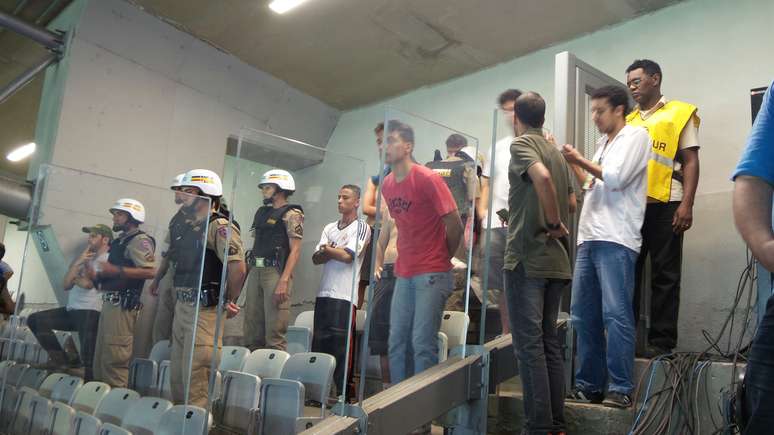 Confusão entre torcedores no Mineirão precisou ser amenizada pelo policiamento