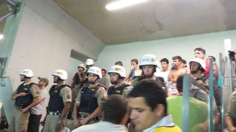 Confusão entre torcedores no Mineirão precisou ser amenizada pelo policiamento