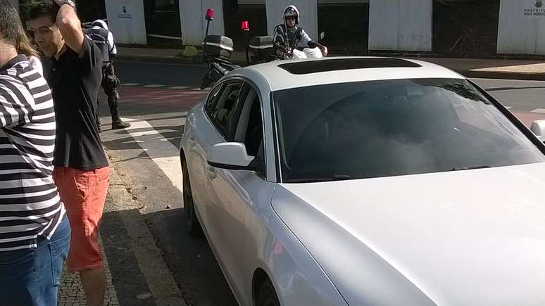 Leandro Donizete parou carro em faixa de pedestres para atender jornalistas, mas escapou de multa