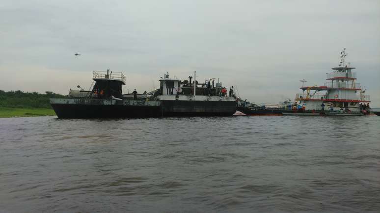 <p>Balsas São José 1 e Concórdia estavam ancoradas no Rio Negro, em frente a ilha do Marapatá, próximo ao encontro das águas</p>