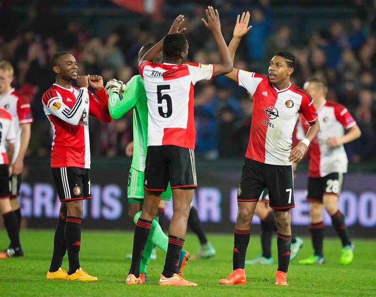 Jogadores do Feyenoord comemoram vitória sobre o Sevilla pela Liga Europa em Roterdã. 27/11/2014