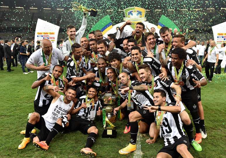 Jogadores do Atlético-MG posam com taça da Copa do Brasil