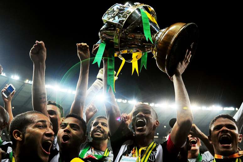 Léo Silva levanta troféu no Mineirão