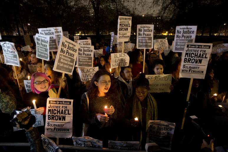 Britânicos também protestaram contra caso da absolvição de policial da morte de jovem negro