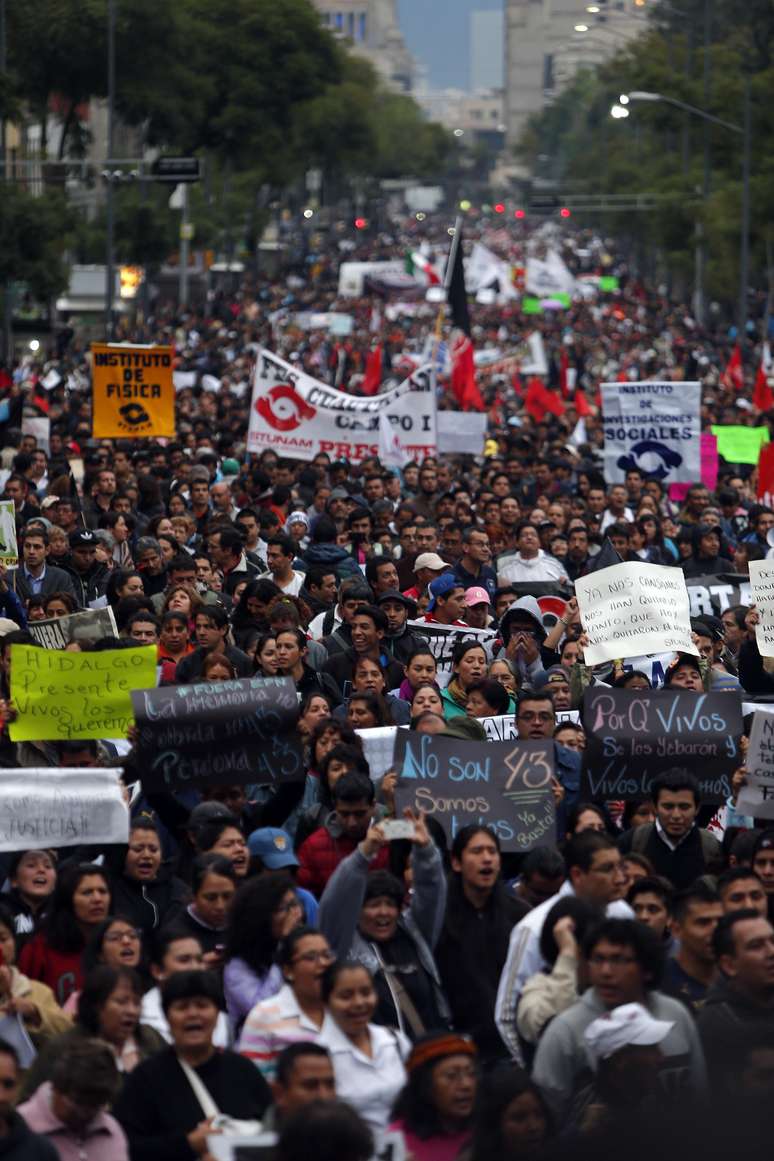 <p>Milhares de pessoas marcham pelas ruas da Cidade do M&eacute;xico, em 20 de novembro, para exigir que o Governo encontre os 43 estudantes desaparecidos em Guerrero &nbsp;</p>