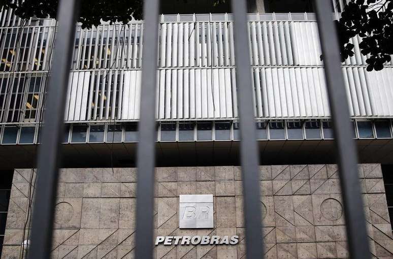 La sede de la brasileña Petrobras vista en Rio de Janeiro. Imagen de archivo, 14 noviembre, 2014.  La petrolera estatal brasileña Petrobras elaboró una lista de trabajadores que podrían ser penalizados por las irregularidades en una refinería de petróleo en Pasadena, Texas, dijo el jueves uno de los miembros de su directorio.