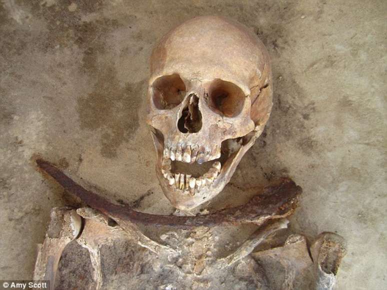 Esqueletos tinham foice em torno do pescoço para evitar que corpos "voltassem" como "vampiros"