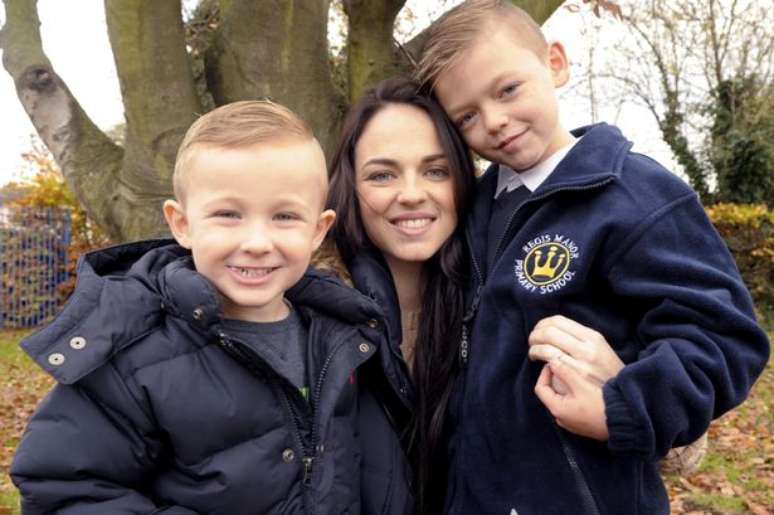 Aimee Willet, 26 anos, é mãe de Charlie e Kaleb e noiva de Michael há seis anos e se despede da família por um câncer