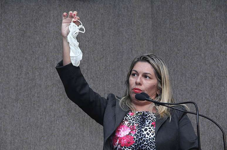 Lucimara Passos  tirou a calcinha do bolso e mostrou para os colegas, em protesto