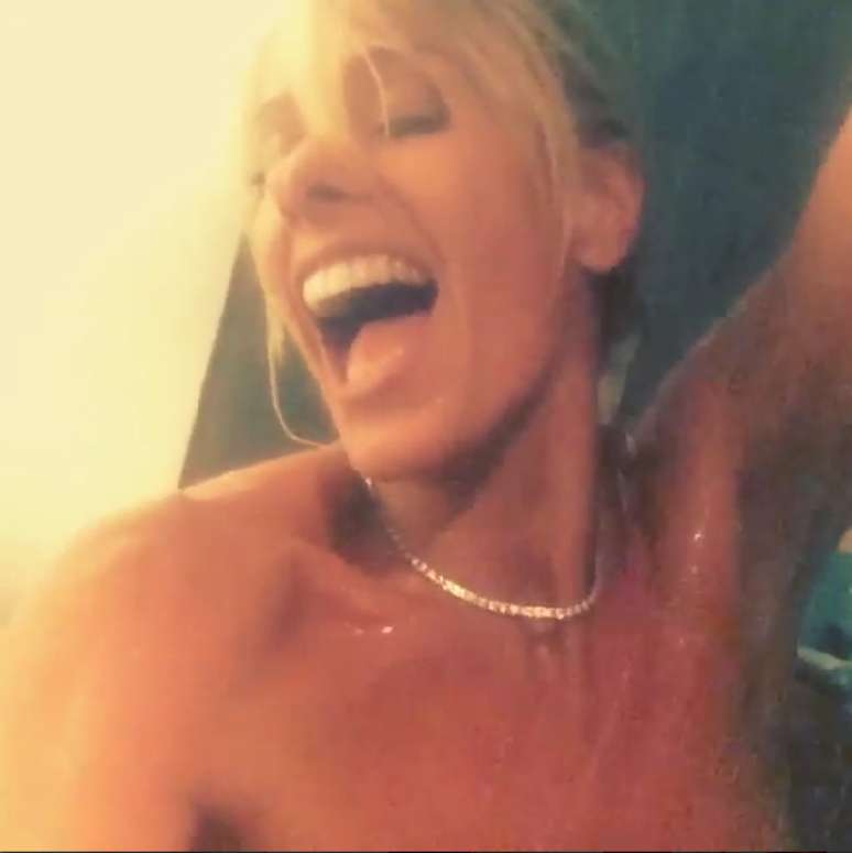 <p>Apresentadora aparece cantando no v&iacute;deo</p>