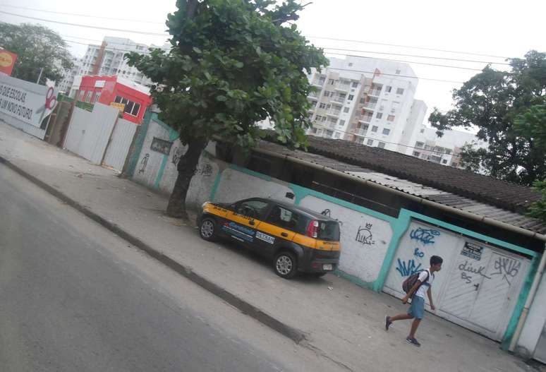 <p>Carro de autoescola estacionou sobre calçada da avenida Tenente Coronel Muniz Aragão, zona oeste do Rio</p>