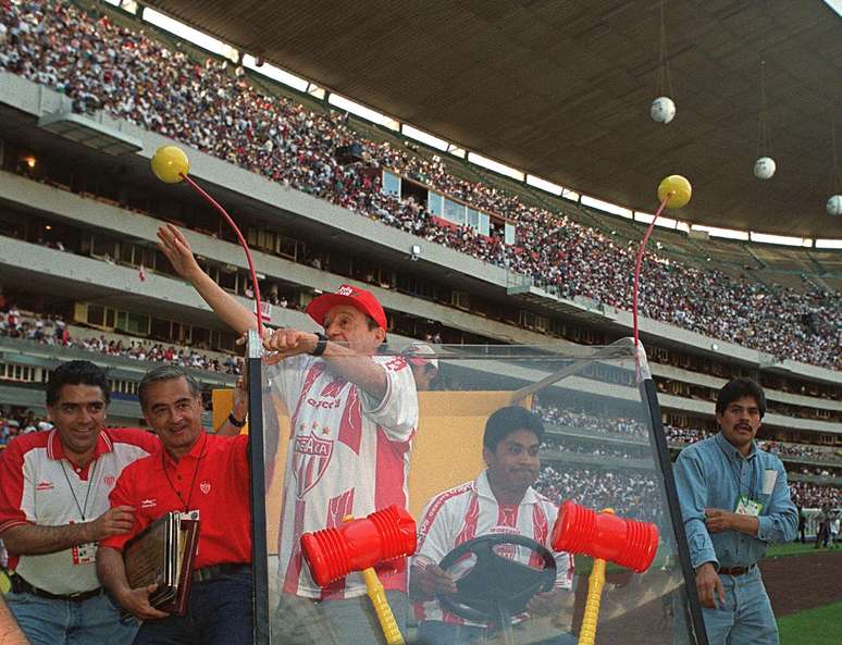 Bolaños participa de homenagem no Estádio Azteca em 2000