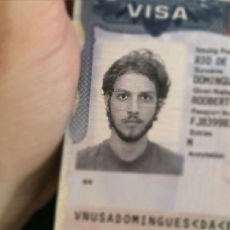 Chay Suede foi ao Instagram pedir informações sobre seu passaporte furtado