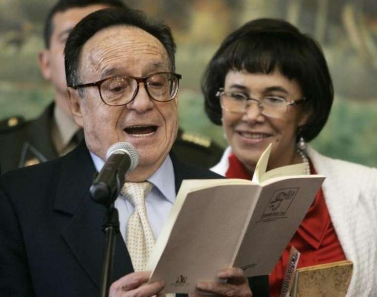 O ator mexicano Roberto Gómez Bolaños lê um poema ao lado da mulher, Florinda Meza, após ser homenageado pelo Congresso em Lima, no Peru, em 2008. 04/07/2008