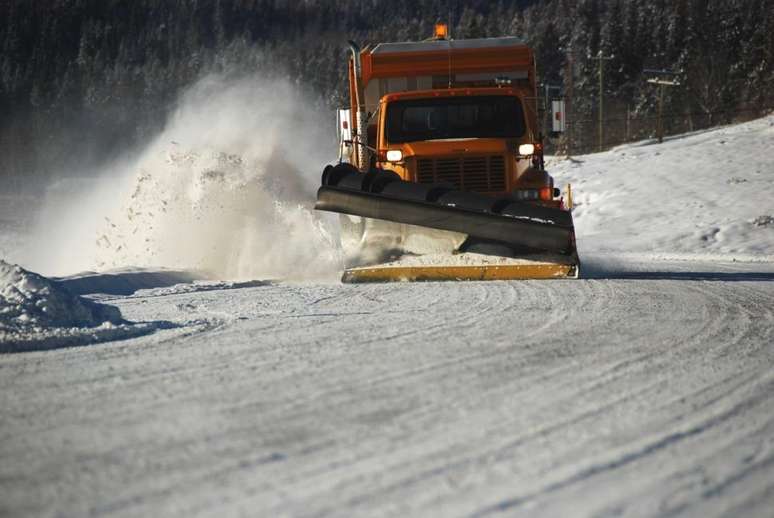 <p>Pessoa que guiava uma das m&aacute;quinas para remover a neve acabou jogando mais neve sobre as crian&ccedil;as, que ficaram totalmente encobertas</p>