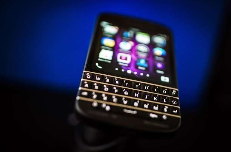 Um Blackberry Q10 com teclado "QWERTY" sendo exibido em evento em Toronto. 09/04/2014