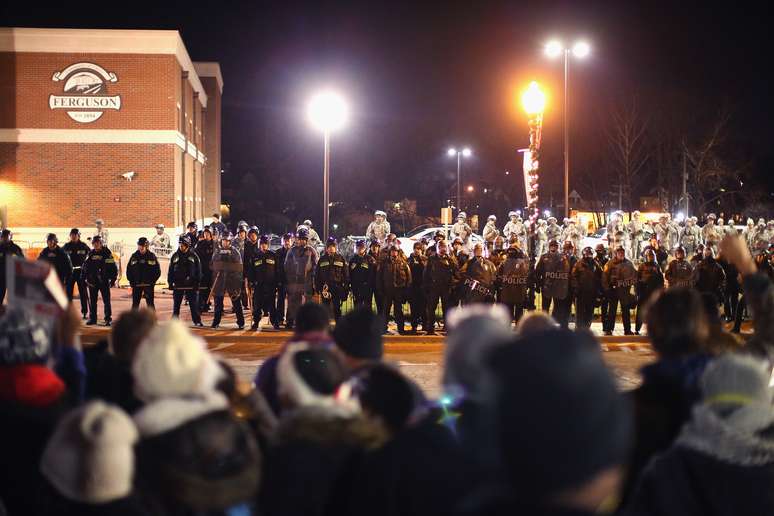 Policiais e manifestantes entraram em confronto próximo a uma delegacia de Ferguson, na noite de Black Friday