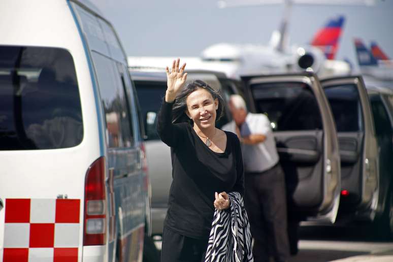 <p>Florinda Meza, a Dona Florinda e também mulher de Bolaños, acena para fotógrafos no aeroporto de Cancun, México</p>