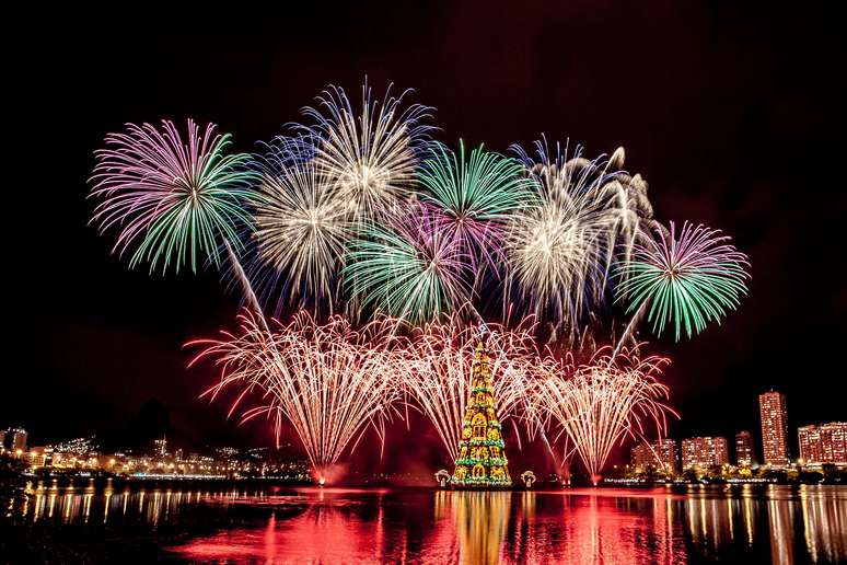 Árvore de Natal da Lagoa Rodrigo de Freitas, no Rio de Janeiro, a maior árvore flutuante do mundo, tem 85 metros de altura, 3,1 milhões de lâmpadas e pesa 542 toneladas; inauguração foi na noite de sábado (28/11)