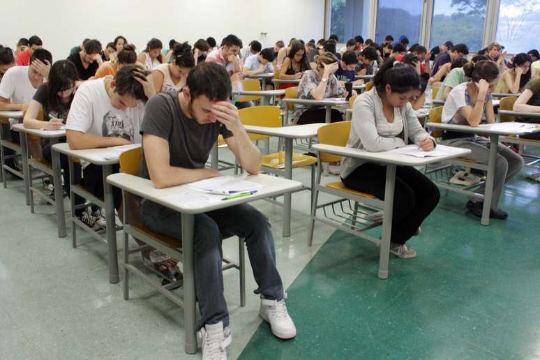 <p>Candidatos durante prova da Fuvest; população mais pobre ocupa 7,2% das vagas em universidades públicas, segundo o IBGE</p>