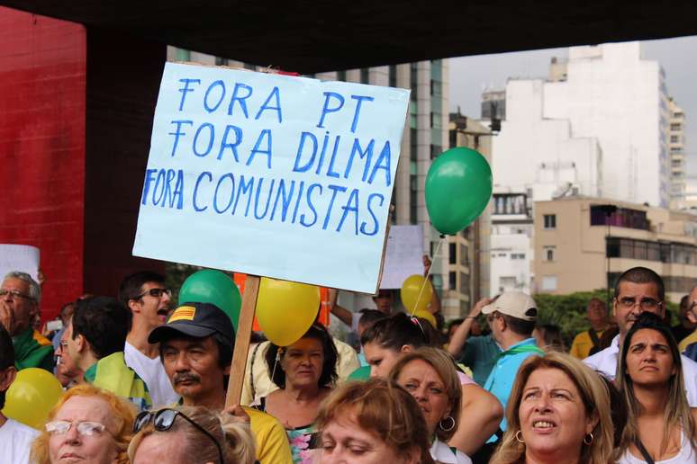 Manifestantes foram &agrave; avenida Paulista pedir impeachment da presidente Dilma Rousseff (PT) e anula&ccedil;&atilde;o das elei&ccedil;&otilde;es presidenciais