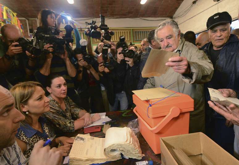 O presidente do Uruguai, José Mujica, vota em Montevidéu; uruguaios vão às urnas neste domingo (30/11) para decidirem quem será o próximo presidente