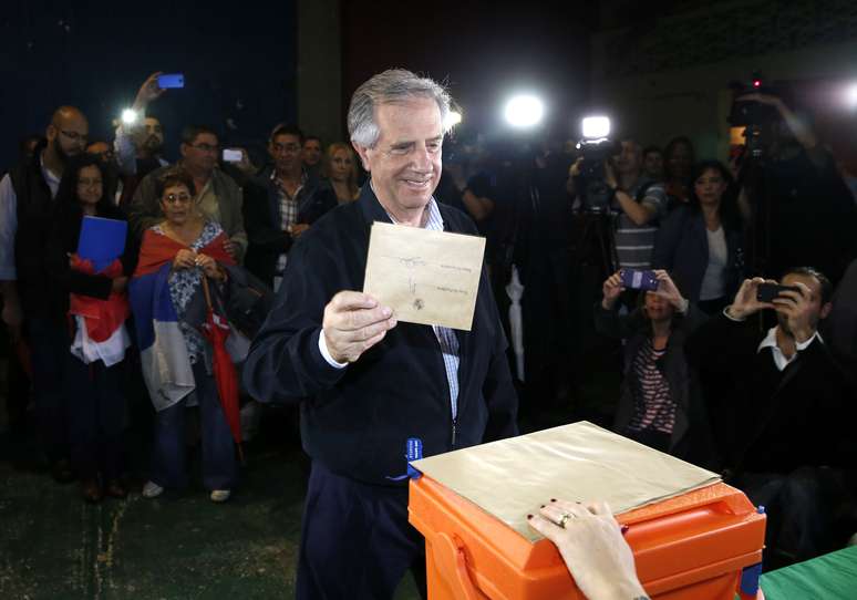 Favorito nas eleições no Uruguai, ex-presidente Tabaré Vázquez deixa seu voto em zona eleitoral de Montevidéu