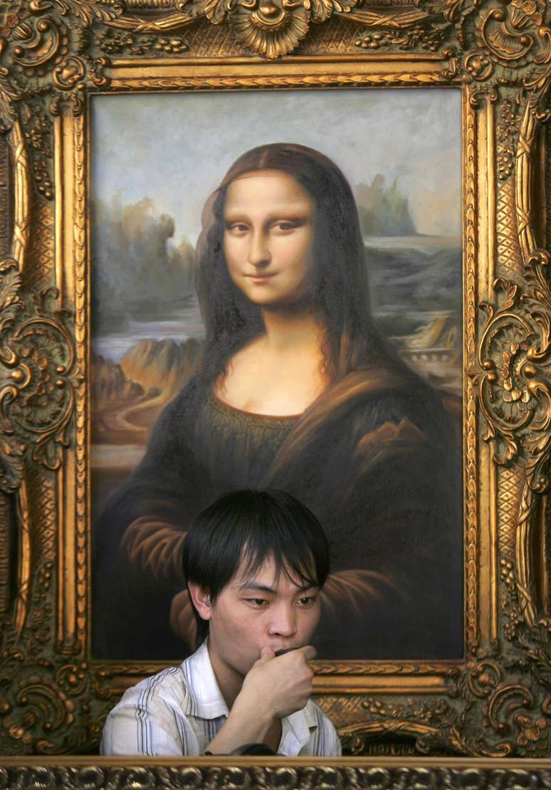 Chinês fica em frente a um quadro de imitação ao original de Da Vinci