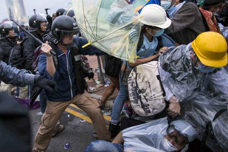 Confrontos atingiram diversos pontos de Hong Kong durante a noite deste domingo e manhã de segunda-feira