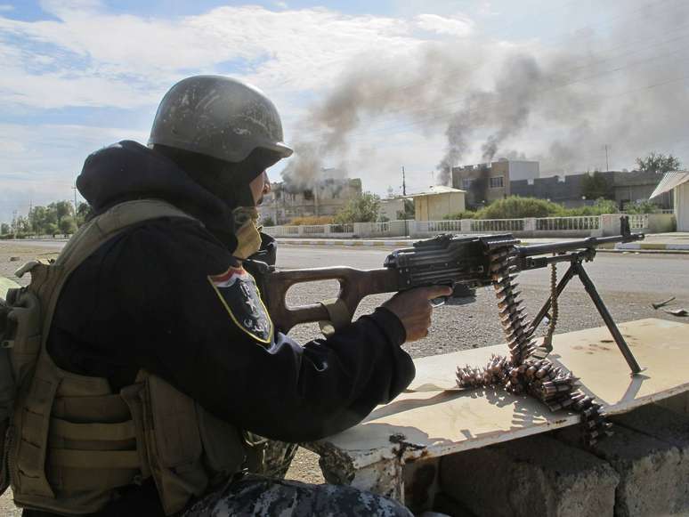 <p>Um membro das for&ccedil;as de seguran&ccedil;a iraquianas manuseia uma arma&nbsp;ap&oacute;s tomar o controle de Saadiya, na prov&iacute;ncia de Diyala, dos&nbsp;militantes do Estado Isl&acirc;mico, em 24 de novembro</p>