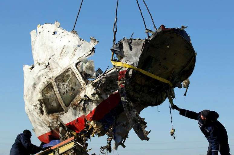 <p>Destro&ccedil;os do voo MH17, da Malaysia Airlines, s&atilde;o retirados ap&oacute;s acidente perto da cidade de Grabovo, regi&atilde;o de Donetsk</p>