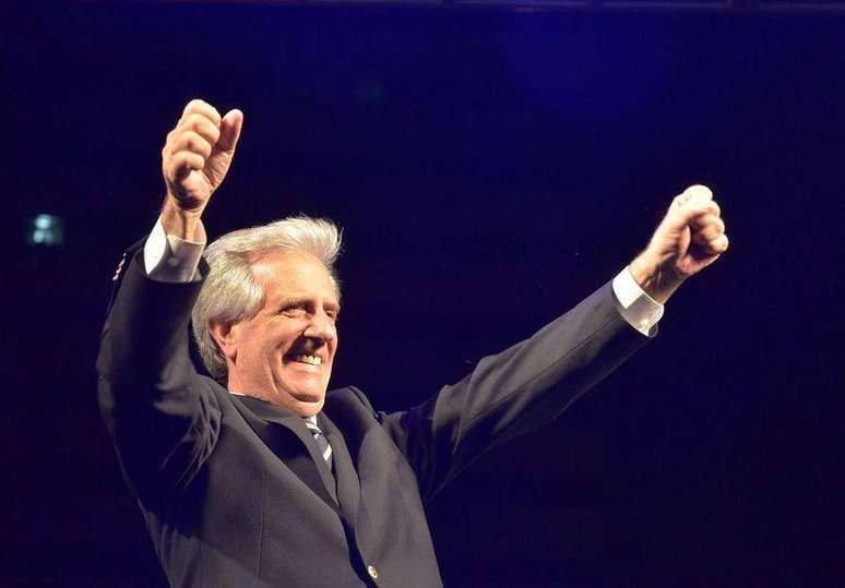 <p>Presidente eleito do Uruguai, Tabaré Vázquez, comemora sua vitória durante um comício em Montevidéu</p>