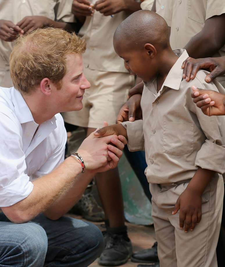 <p>Príncipe conversa com crianças em visita a Lesoto</p>