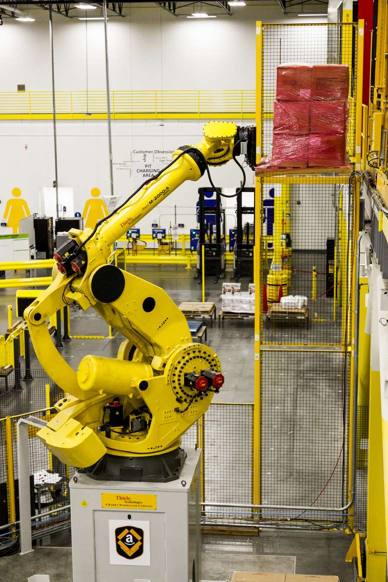  Robo-Stow, um braço mecânico gigante utilizado para mover grandes quantidades de produtos