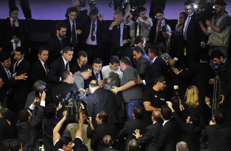 <p>A confusão começou quando o presidente do Congresso, Renan Calheiros (PMDB-AL), mandou a polícia do Senado esvaziar as galerias</p>