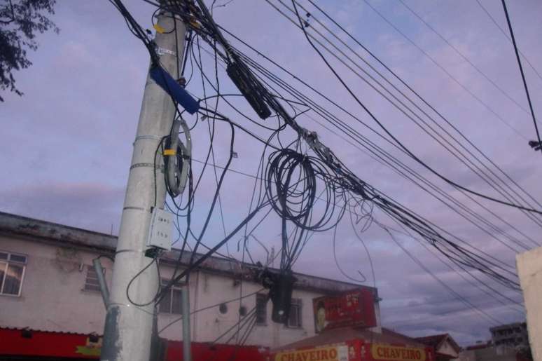 <p>Fios chamam atenção em poste do Méier, na zona norte do Rio</p>