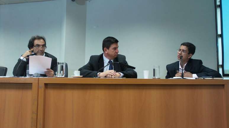 Os deputados Adriano Diogo e Marco Aurélio (centro), ambos do PT, ouvem o presidente do Centro Acadêmico da Faculdade de Medicina da USP, Murilo Germano; Diogo e Germano se desentenderam