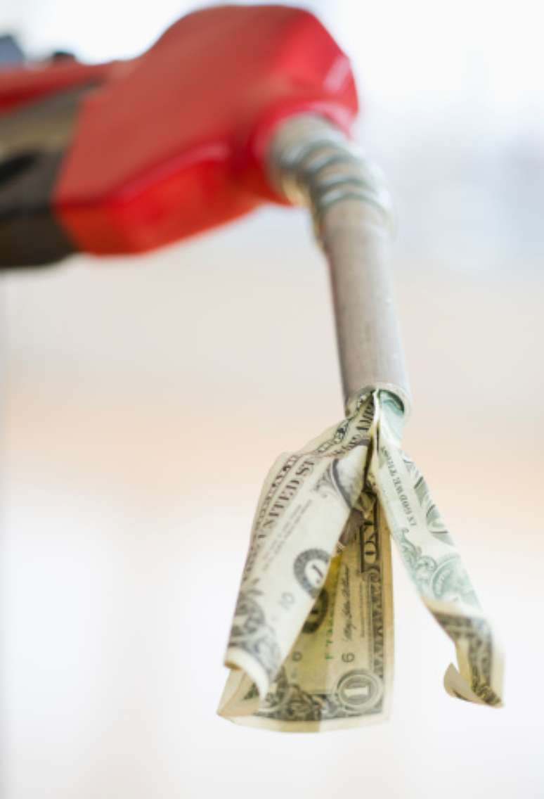 <p>O preço médio pago no país pelo litro da gasolina, ao final de novembro, era de R$ 3,03, segundo levantamento realizado pela Agência Nacional de Petróleo (ANP) em 8.571 postos do país</p>