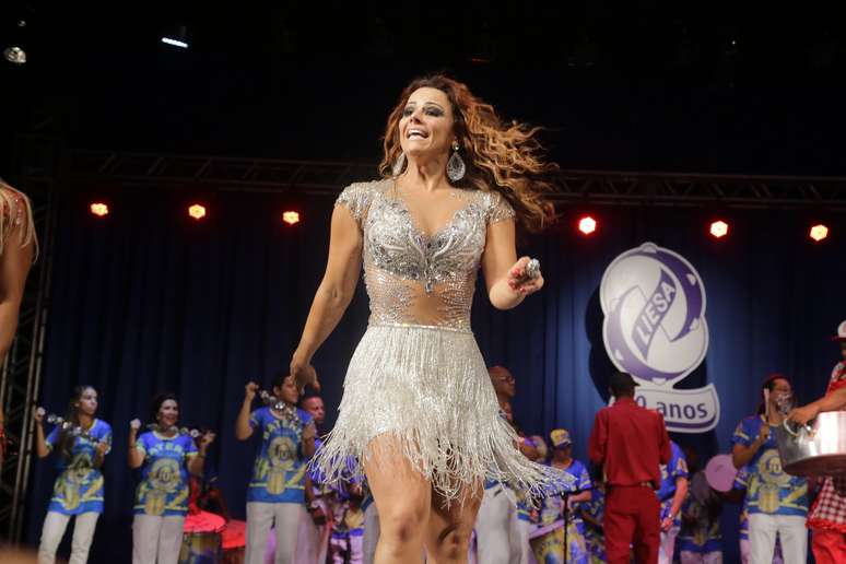 Musas acompanham lançamento de CD das escolas de samba do Rio de Janeiro 