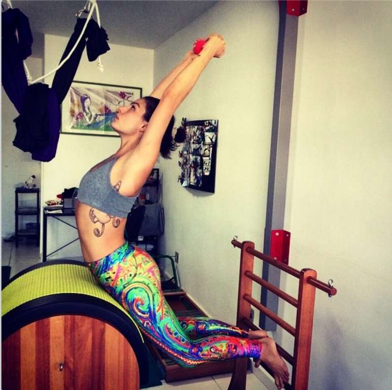 Isis Valverde postou foto praticando pilates