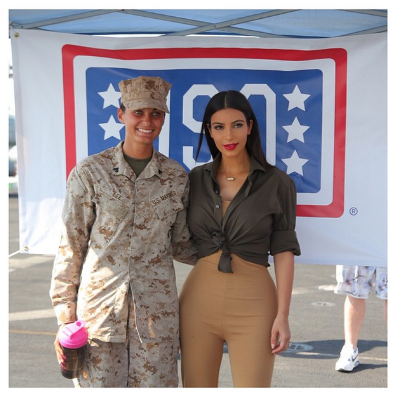 Kim Kardashian visita base naval americana 