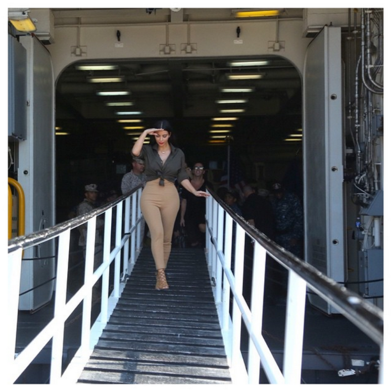 Kim Kardashian visita base naval americana 