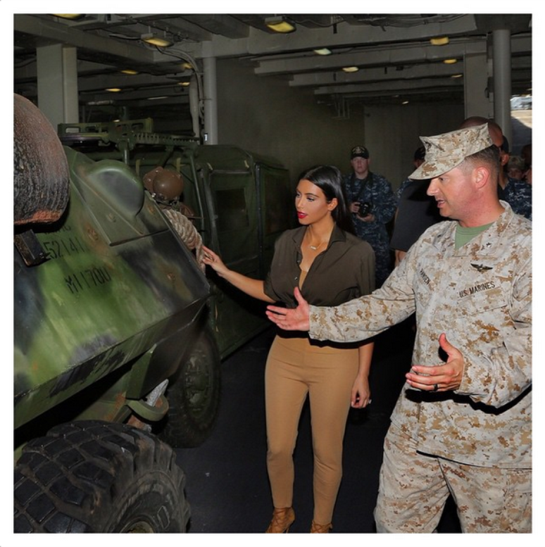 Kim Kardashian visita base naval americana 