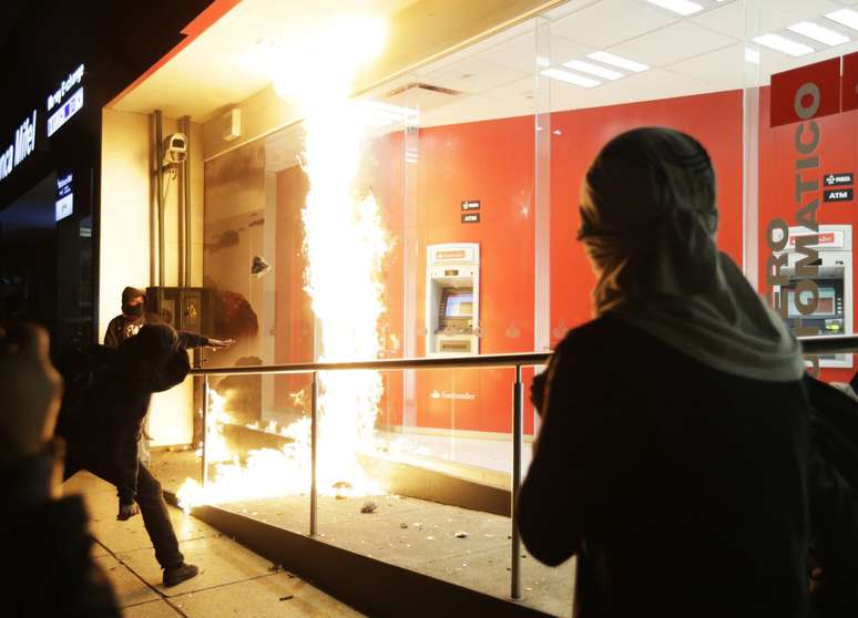 Manifestante joga fogo contra prédio público durante protestos 