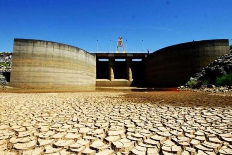 <p>Crise de abastecimento de água em São Paulo é consequência de "um fenômeno climático" que afetou também a Califórnia, diz assessor da Sabesp</p>