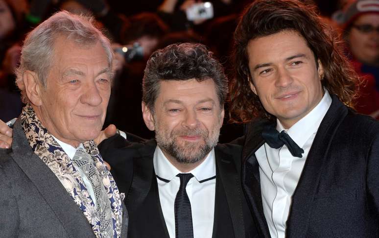 (Da esq. para dir.) Sir Ian McKellen, Andy Serkis e Orlando Bloom se encontram no tapete vermelho da première do último filme do Hobbit